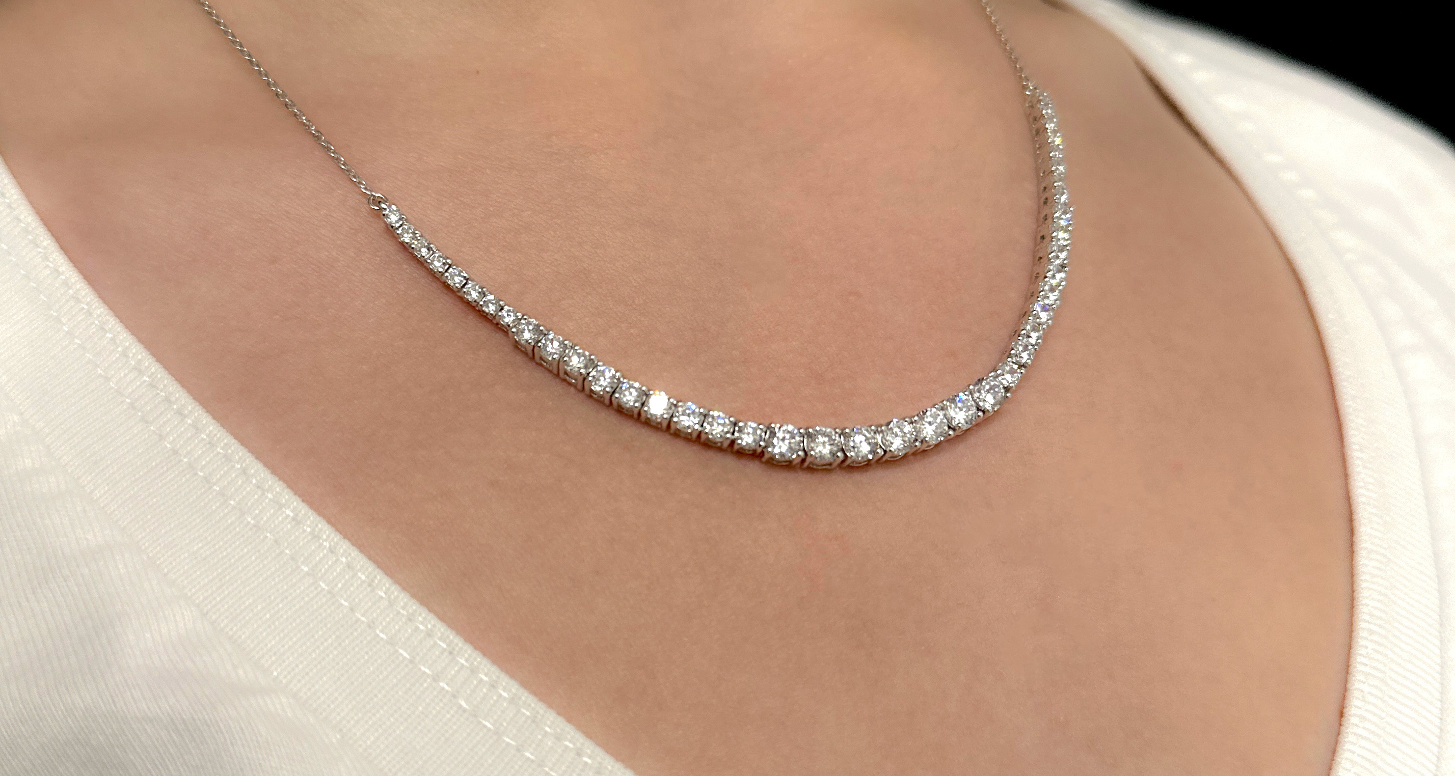 Edle Anhänger und Halsketten