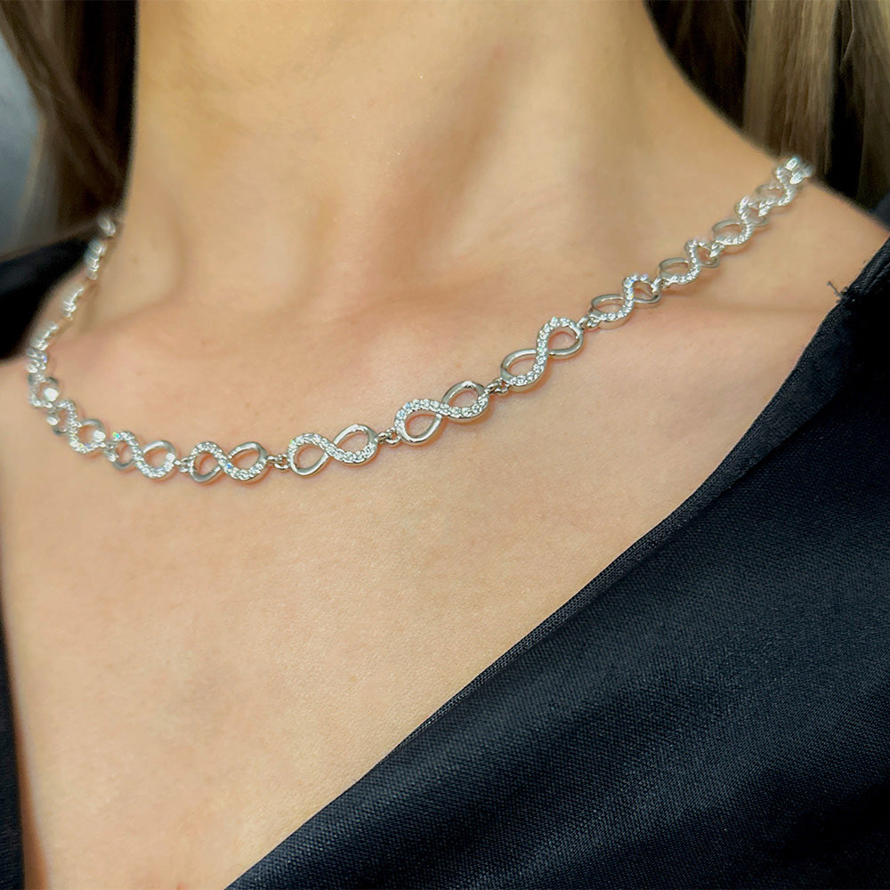 Infinite collier wird getragen