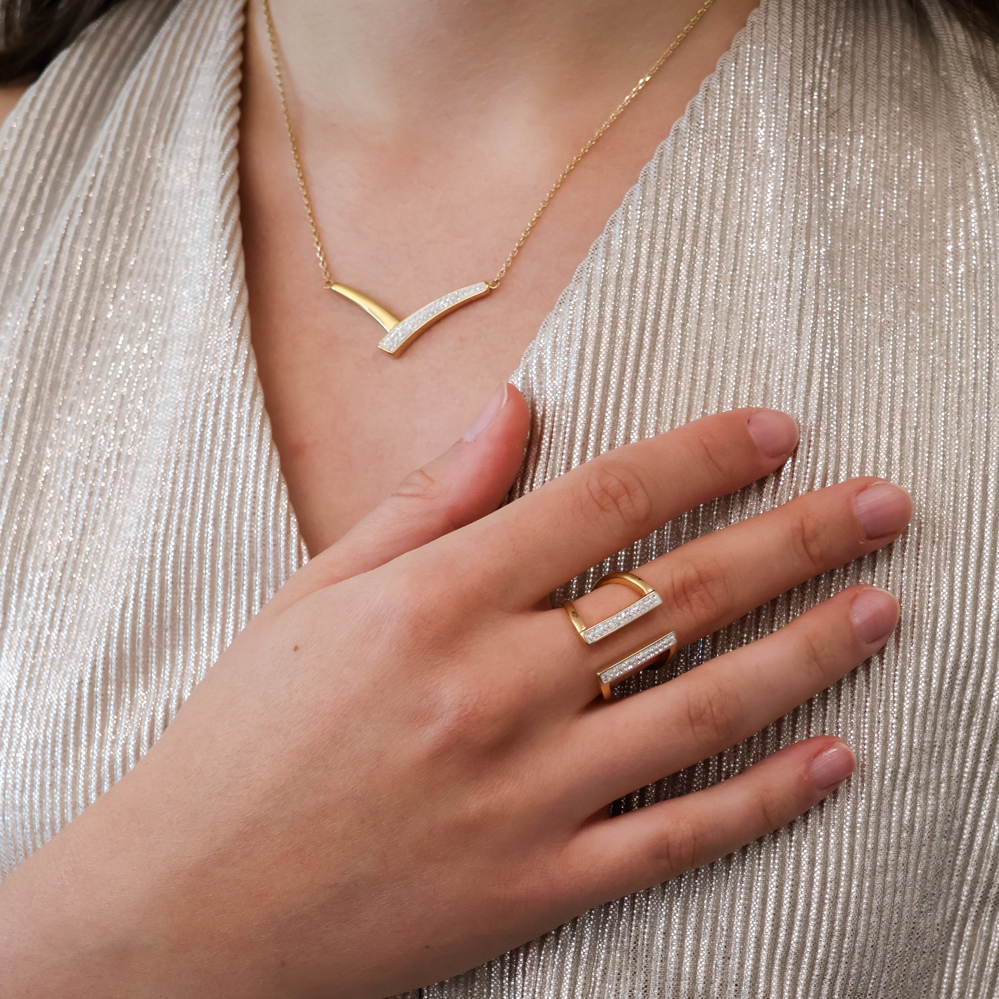 secret collier in gold wird getragen