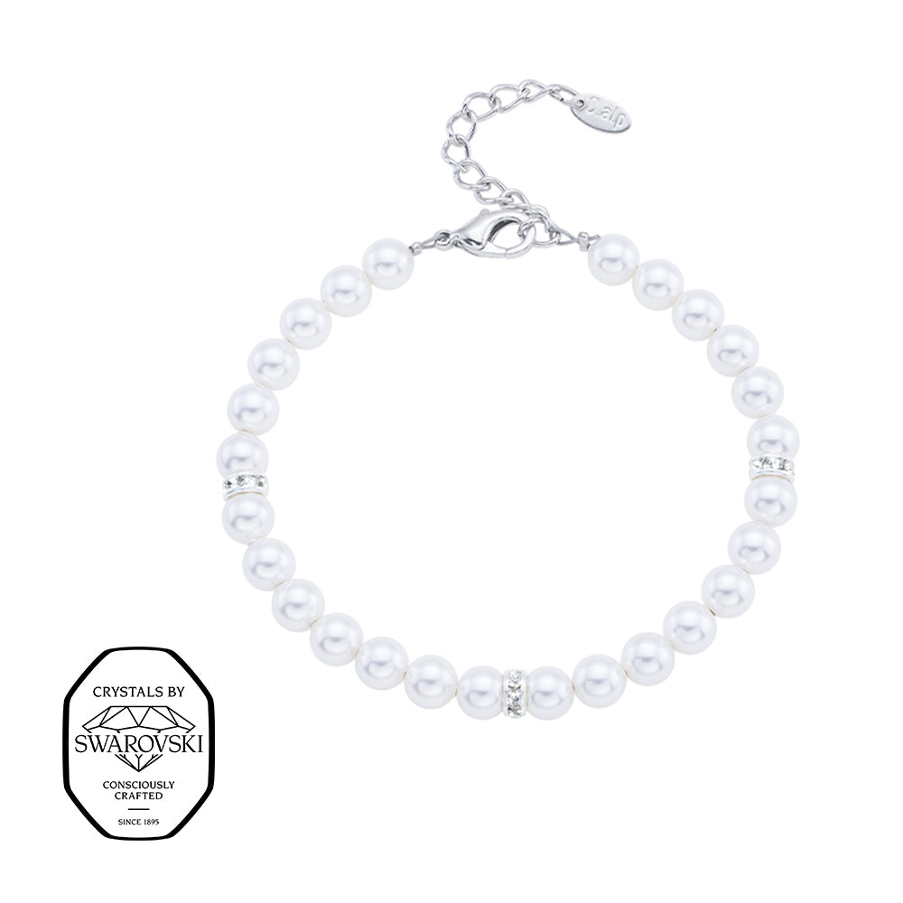 Klassisches Armband aus weißen Swarovski® Perlen, veredelt mit funkelnden Kristall-Zwischenelementen, an silberner Gliederkette mit Verlängerung.