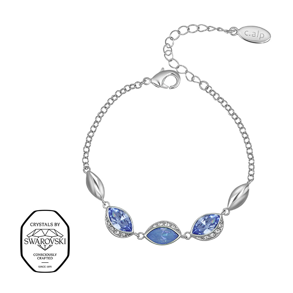 Elegantes Silberarmband mit drei Swarovski® Kristallen in Blautönen in Blattform, eingefasst von kleinen weißen Kristallen, an feiner Gliederkette mit Verlängerung.