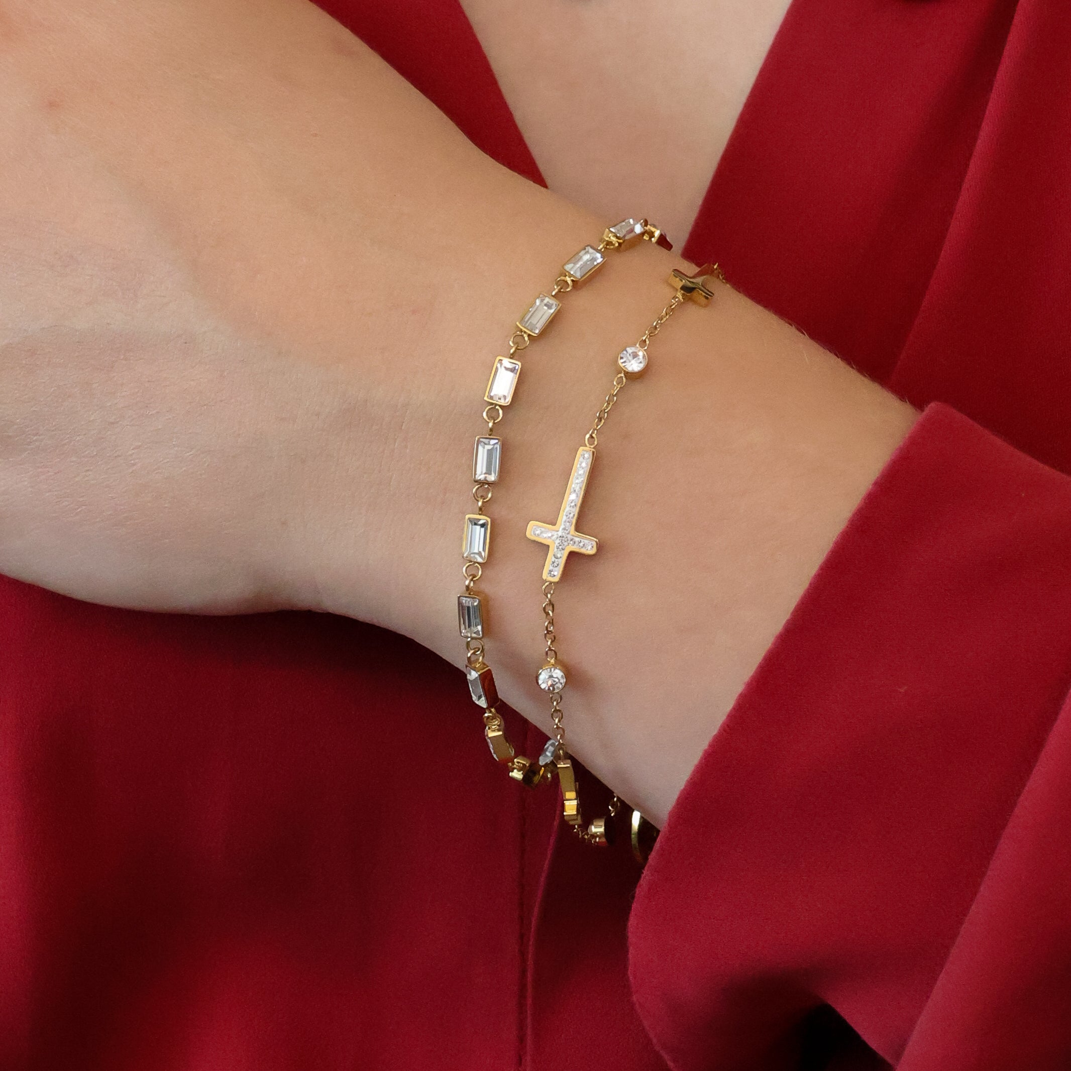 Crystalp Multiple Cross Bracelet wird getragen