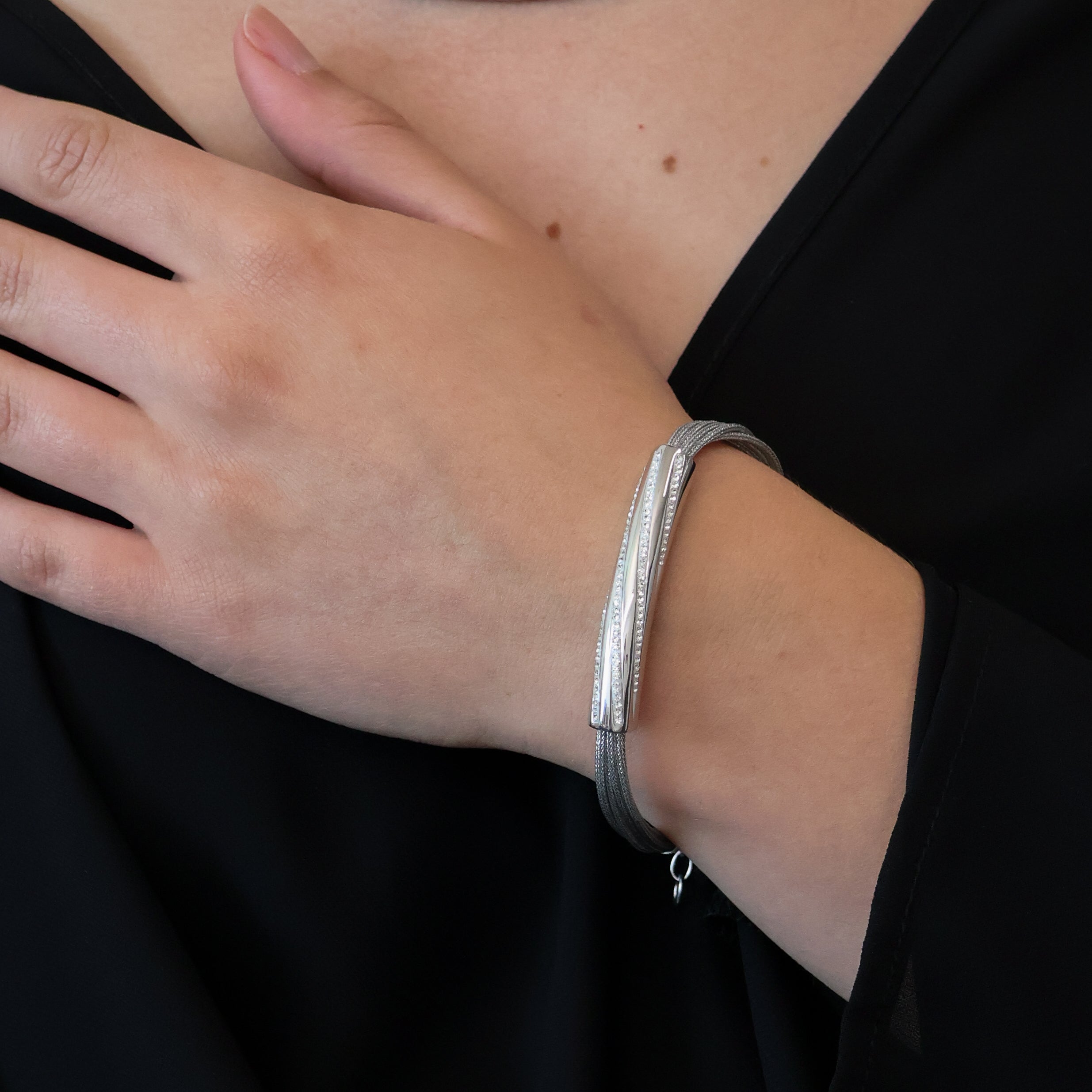 Sine Bracelet wird getragen