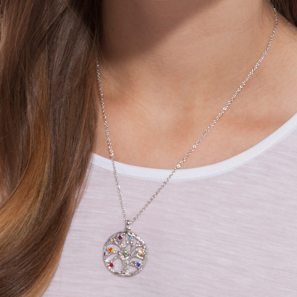Chakra Tree Of Life pendant getragen
