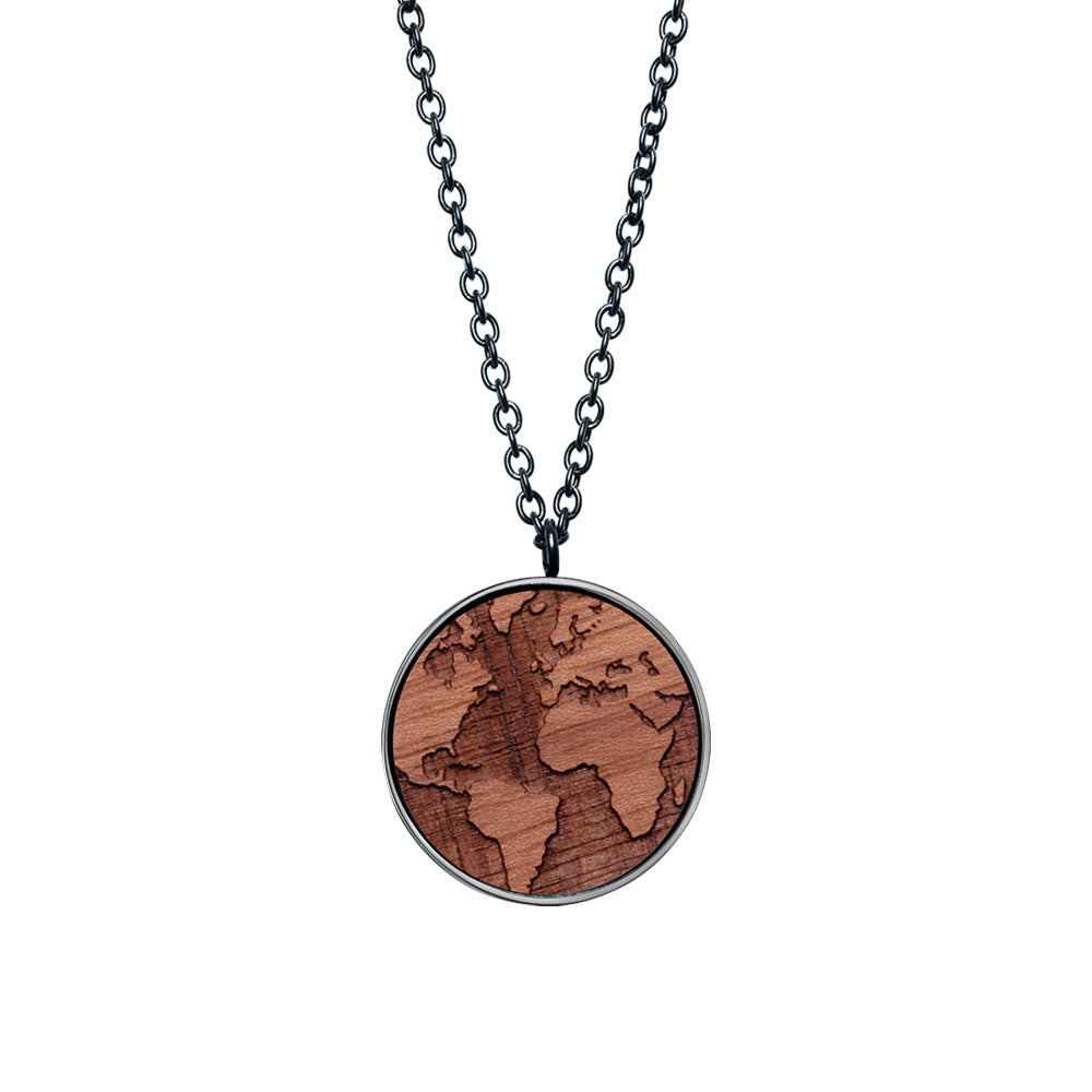 Halskette mit schwarzer Kette und rundem Anhänger aus Holz, verziert mit einer eingravierten Weltkarte.
