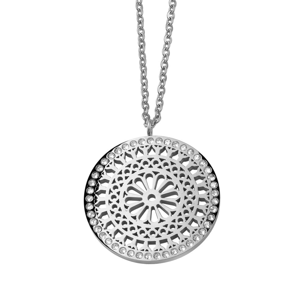 Silberfarbene Halskette mit großem, rundem Ornament-Anhänger und funkelnden Kristallen am Rand