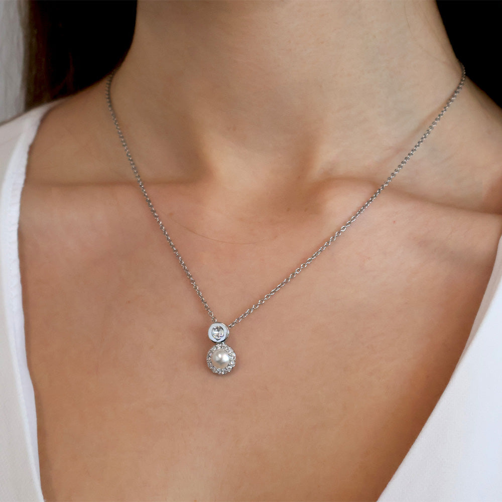 Sofia Pearl Double Pendant wird getragen