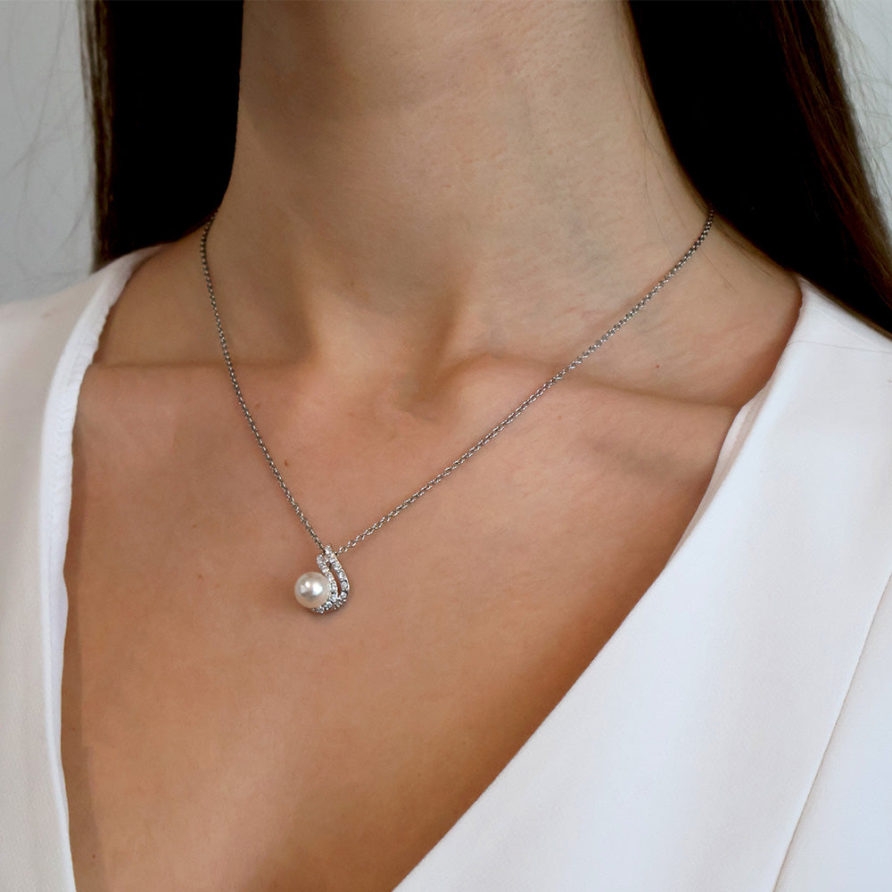 Side Pearl Pendant wird getragen