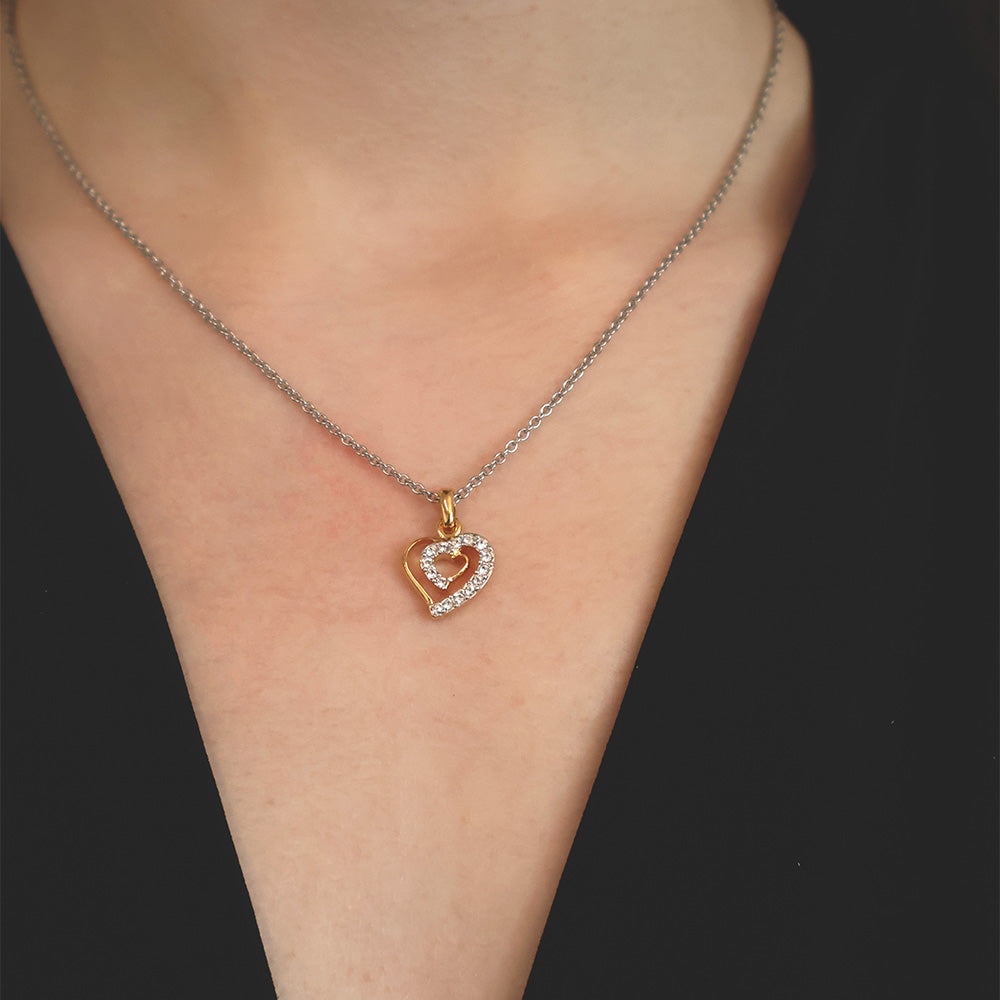 Double Love Pendant wird getragen