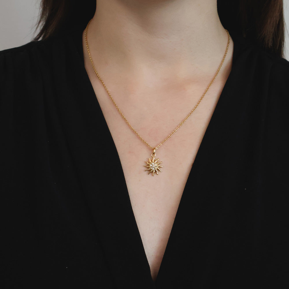 Energy Sun Pendant wird getragen
