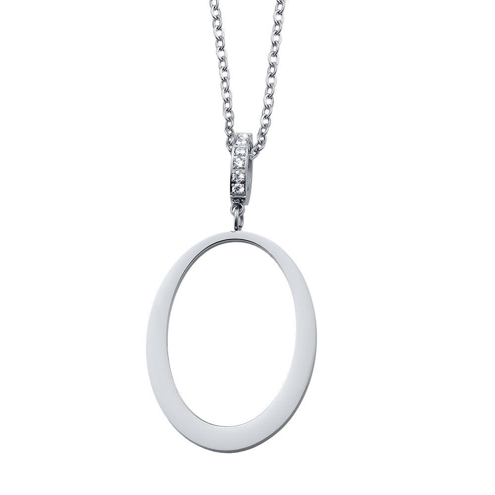 Silberfarbene Halskette mit großem, offenem Oval-Anhänger und funkelnden Ziersteinen an der Aufhängung.