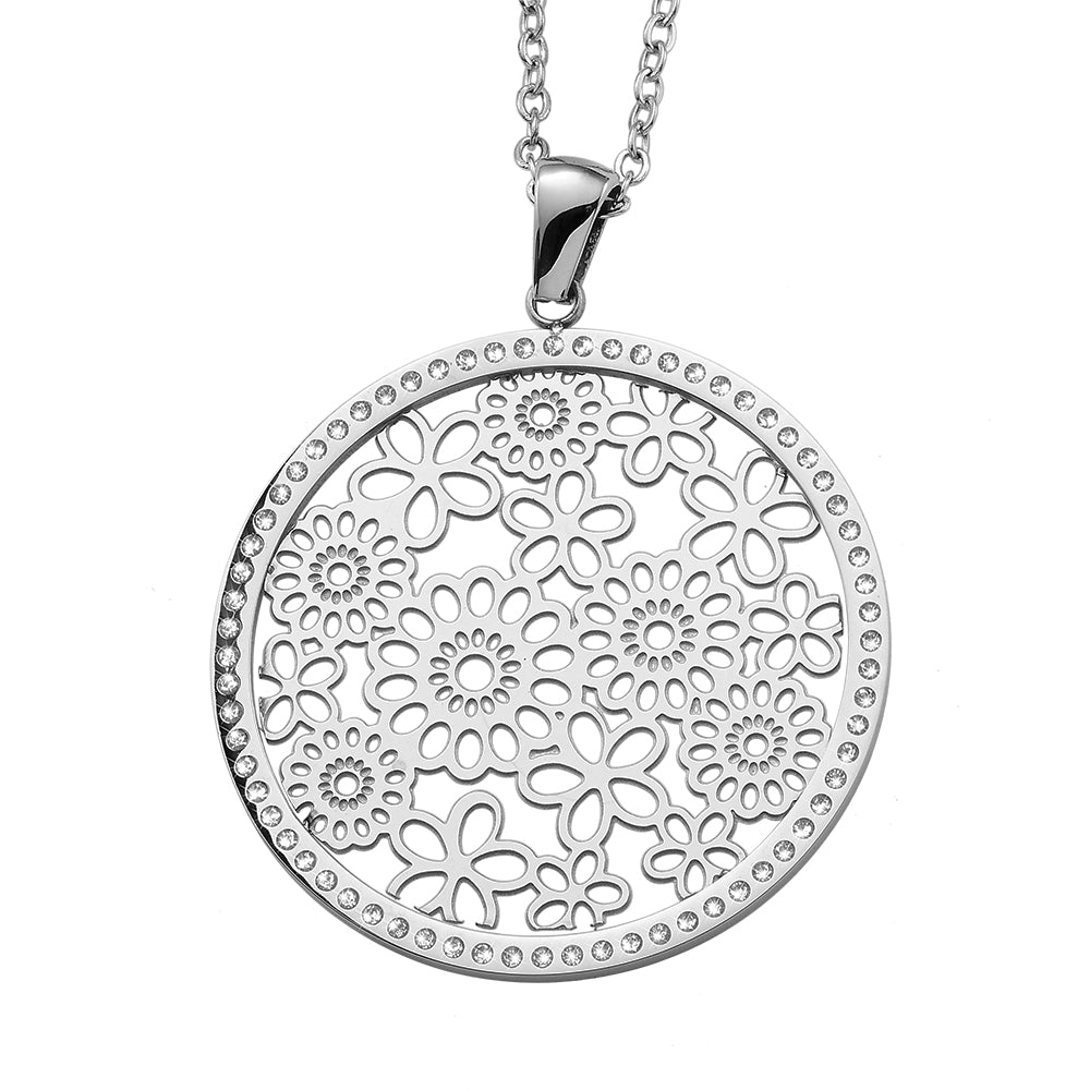 Silberfarbene Halskette mit großem, rundem Anhänger in filigranem Blumenmuster, eingefasst von funkelnden Kristallen.
