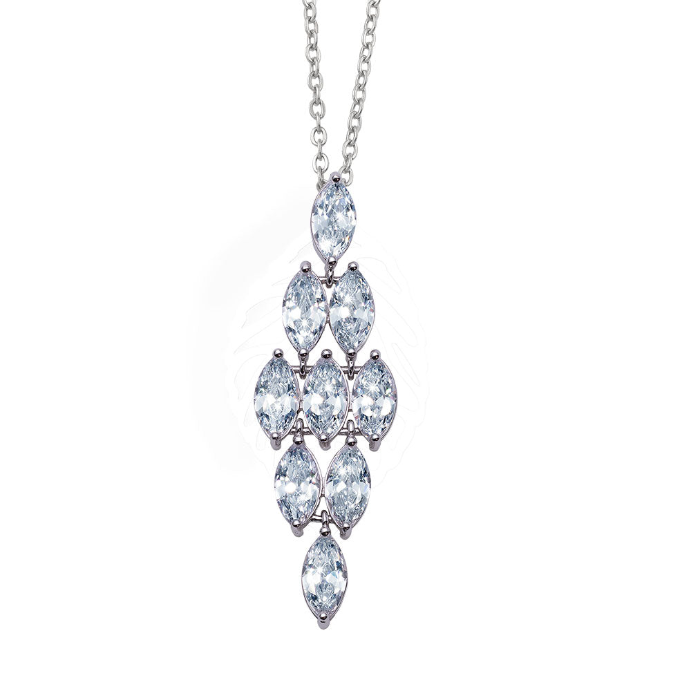 Silberfarbene Halskette mit länglichem Anhänger aus mehreren marquiseförmigen, klaren Kristallen in filigraner Fassung.