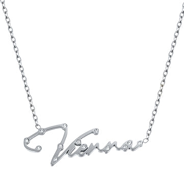 Silberne Halskette Vienna mit funkelnden Kristallen im Schriftzug, elegantes Design