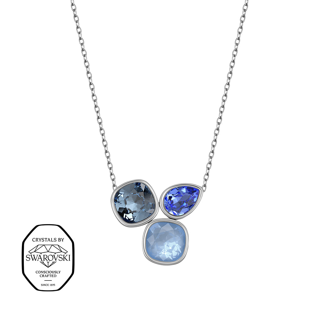 Silberne Halskette mit drei unterschiedlich geformten Kristallen in Blautönen – quadratisch, tropfenförmig und rund – elegantes Crystalp-Design