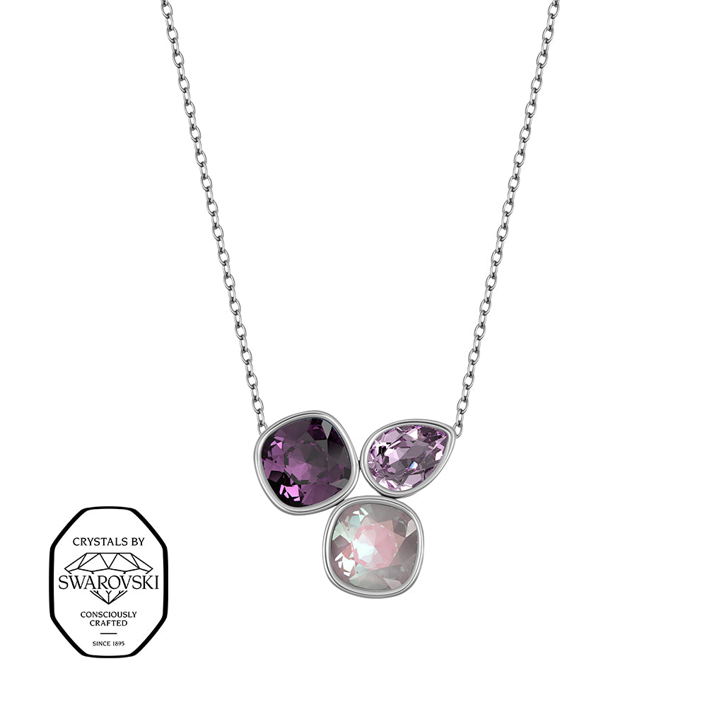 Silberne Halskette mit drei unterschiedlich geformten Kristallen in Lila- und Rosétönen – quadratisch, tropfenförmig und rund – elegantes Crystalp-Design