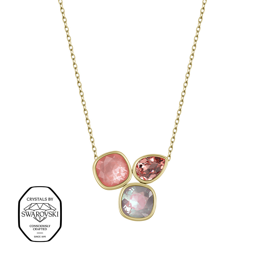 Goldene Halskette mit drei unterschiedlich geformten Kristallen in Rosatönen – quadratisch, tropfenförmig und rund – elegantes Crystalp-Design