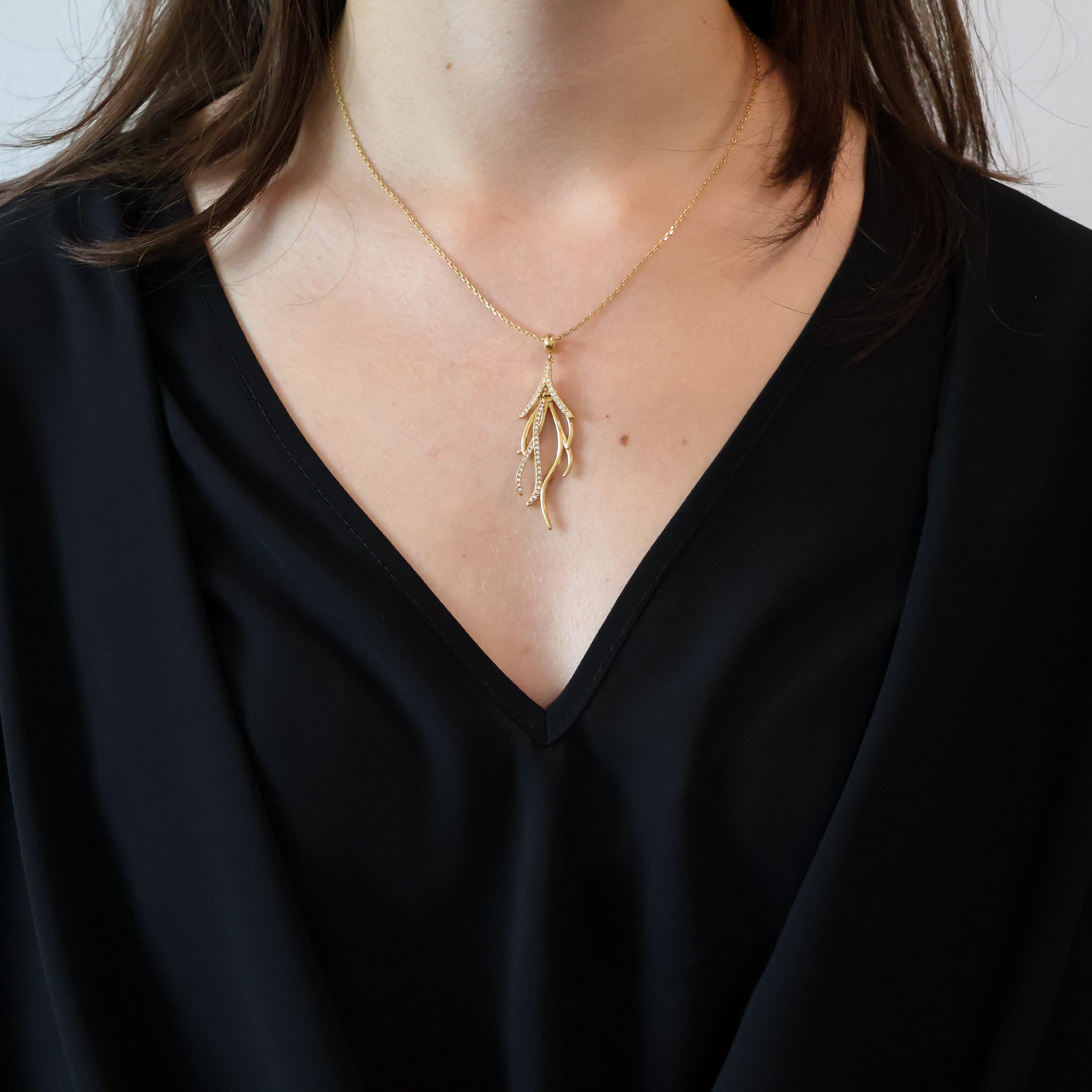 Les Jardins Pendant wird getragen