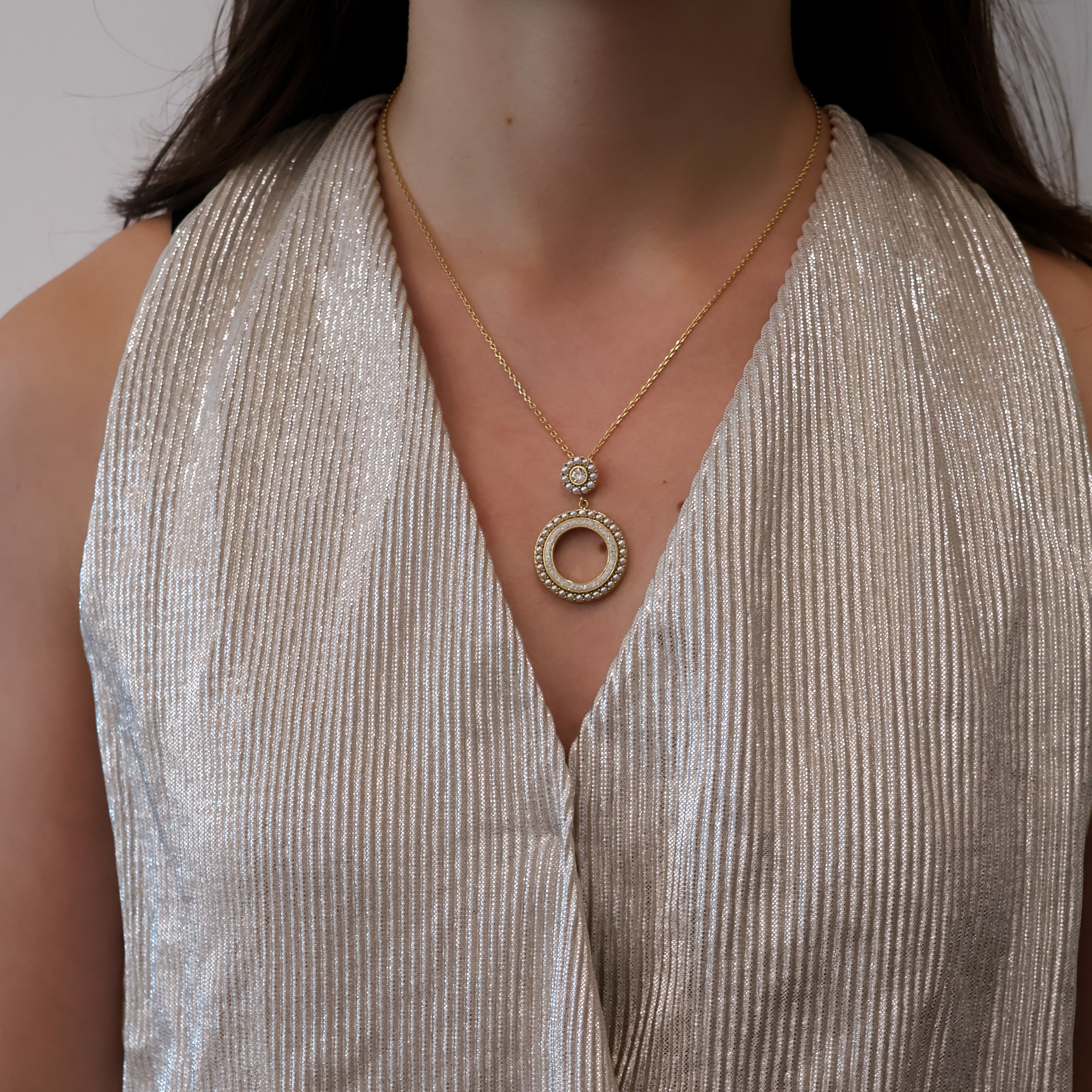 Overture Pendant wird getragen