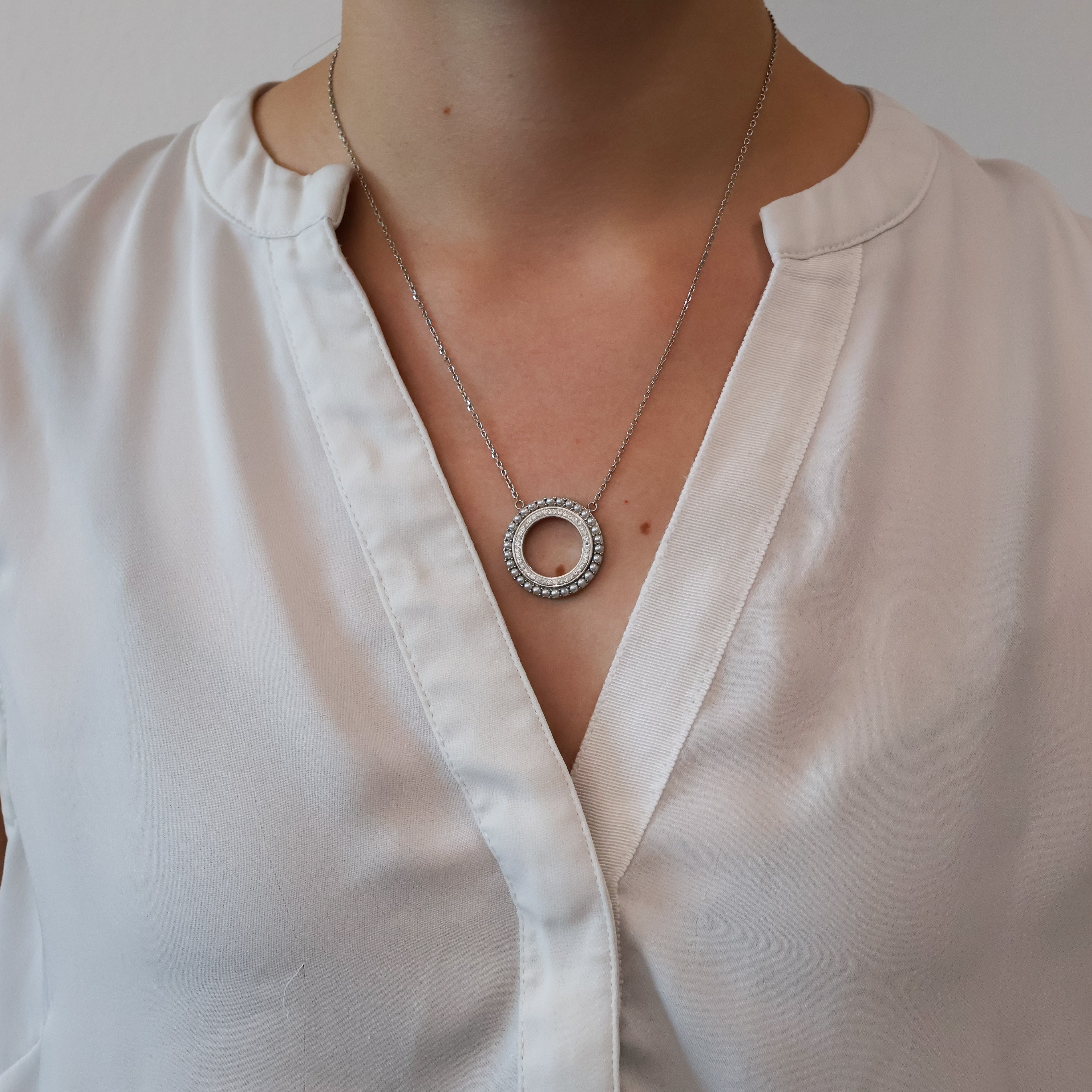 Overture Simple Pendant wird getragen