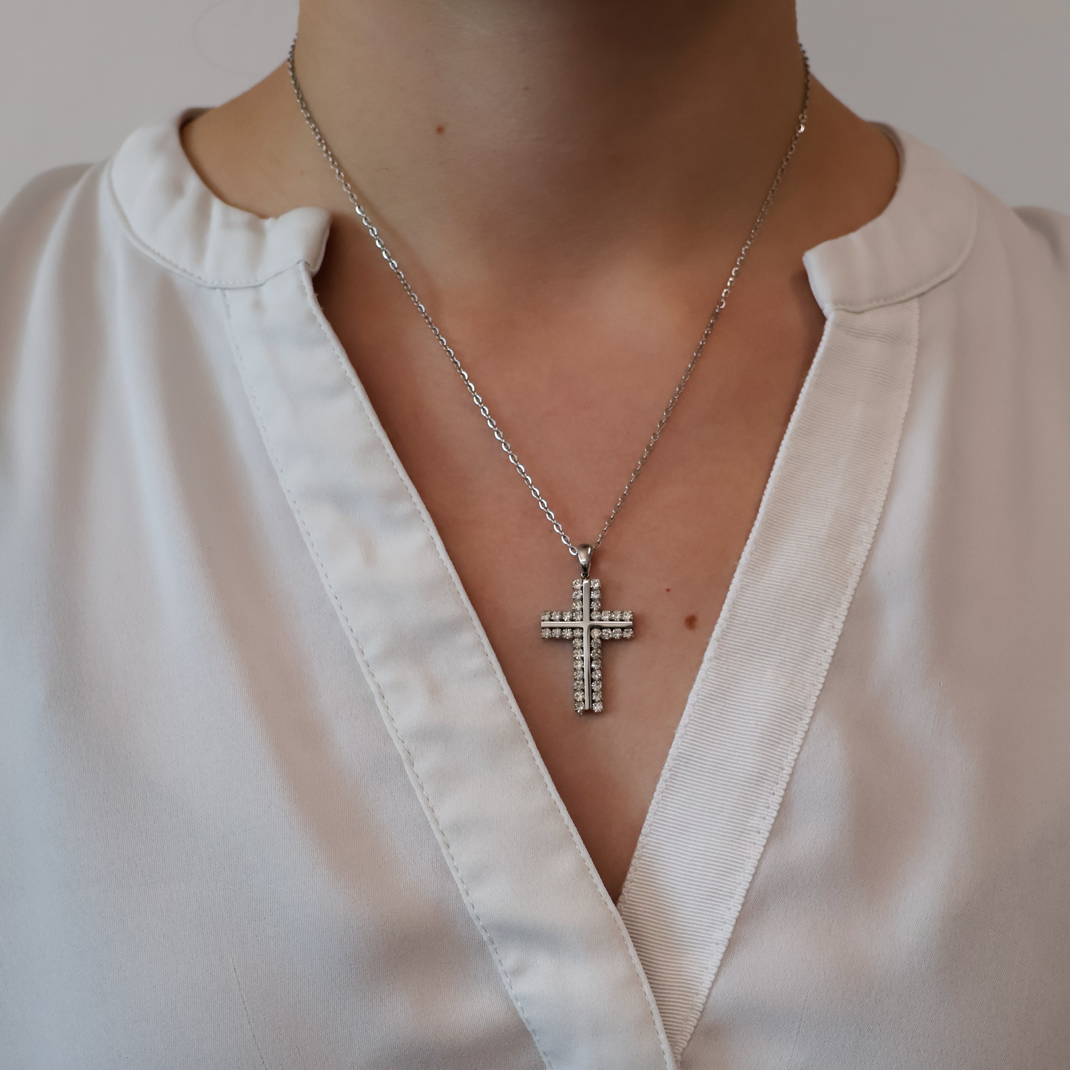 croix crystal pendant wird getragen