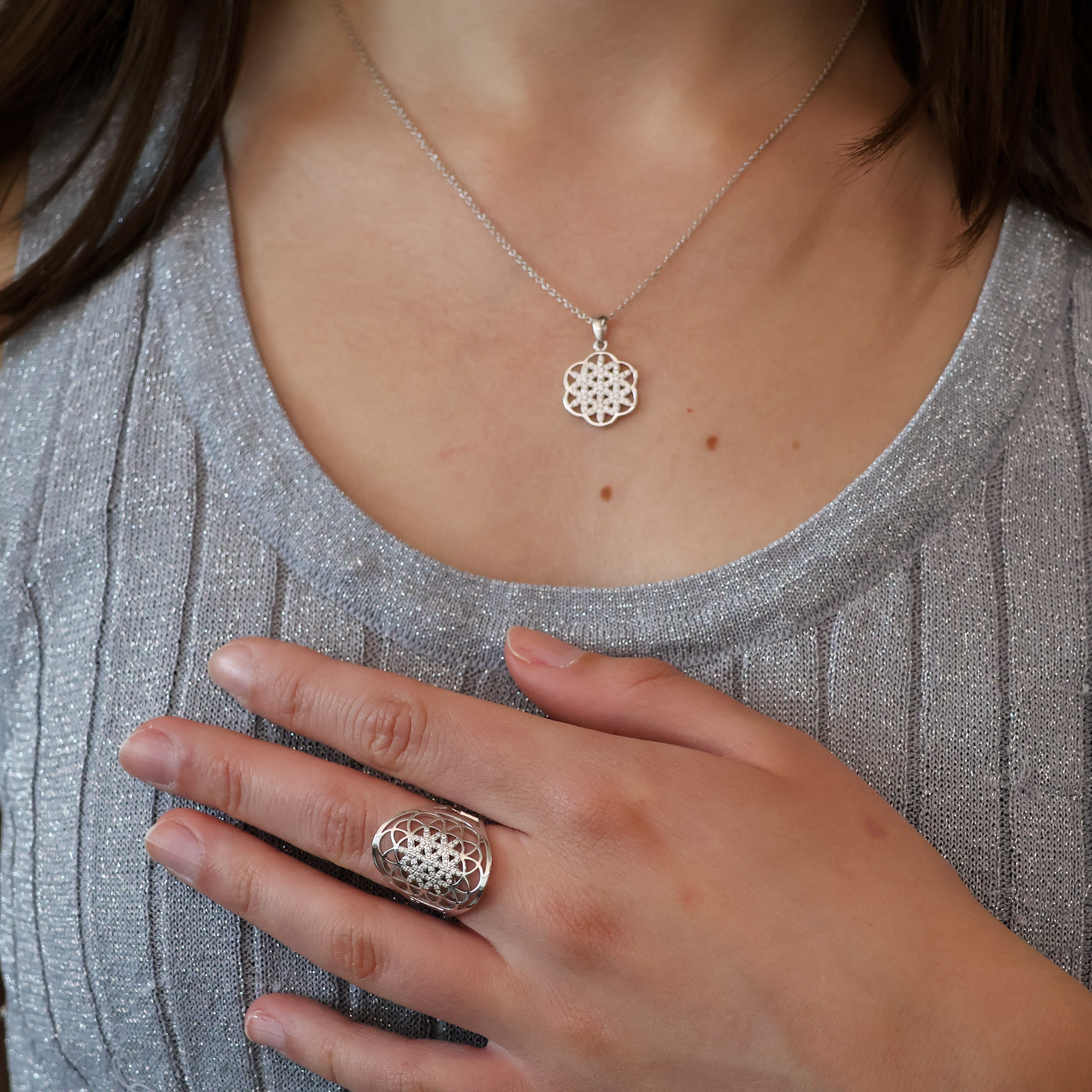 flower of life silver pendant wird getragen