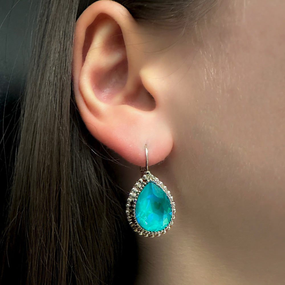 Frilly Drop Earring, getragen am Ohr