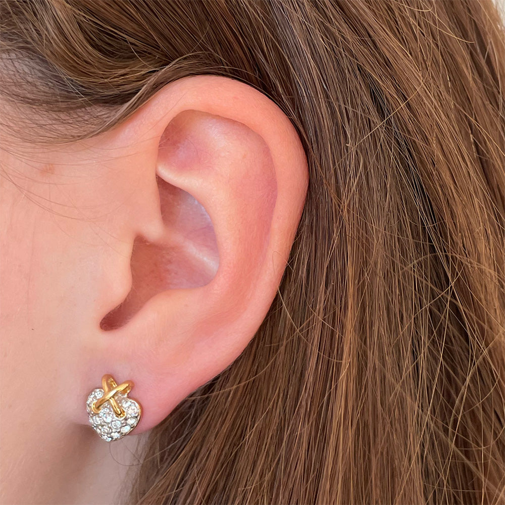 Two Tone Heart Earrings, getragen am Ohr