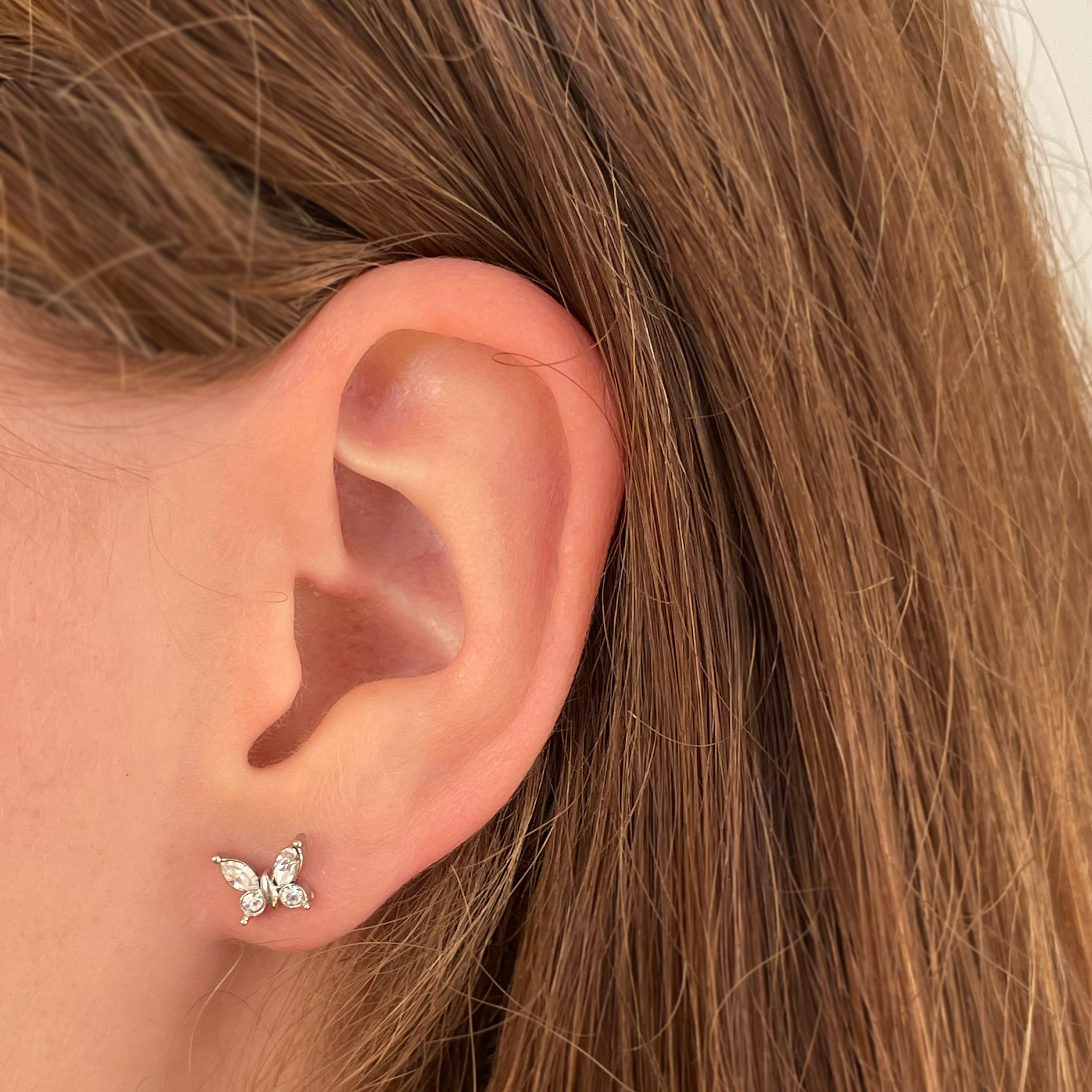 Free Butterfly Earrings, getragen am Ohr