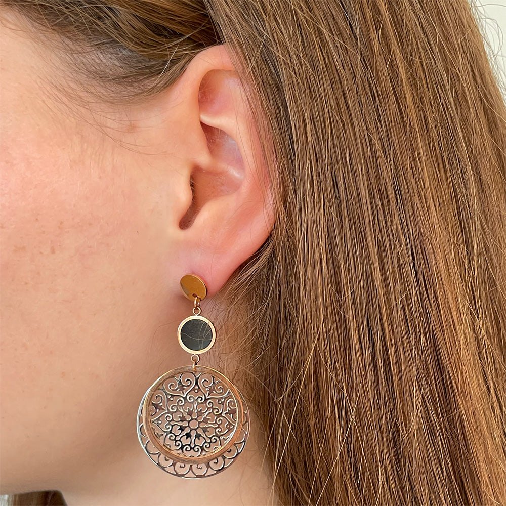 Ornamental Earring am Ohr getragen