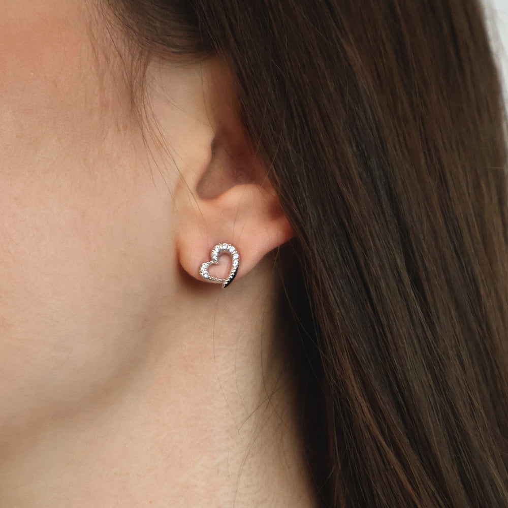 Darling Post Earrings, getragen am Ohr