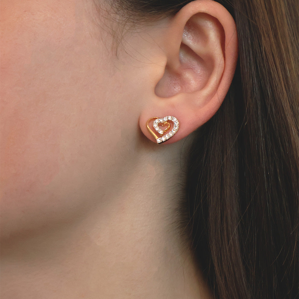 Double Love Pin Earrings werden getragen