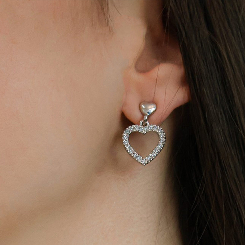 Amore Long Pin Earrings werden getragen