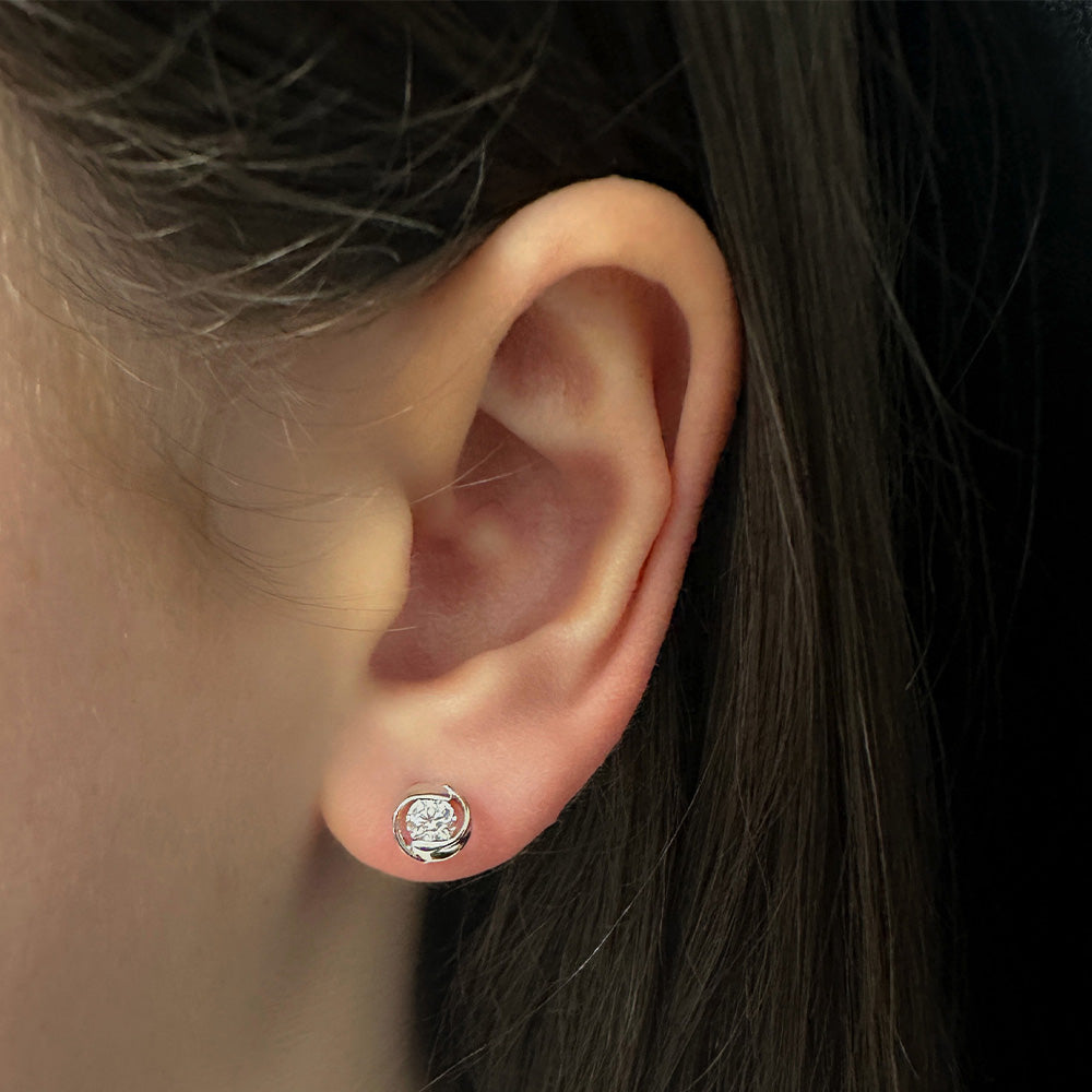 Orecchino in argento con contorno