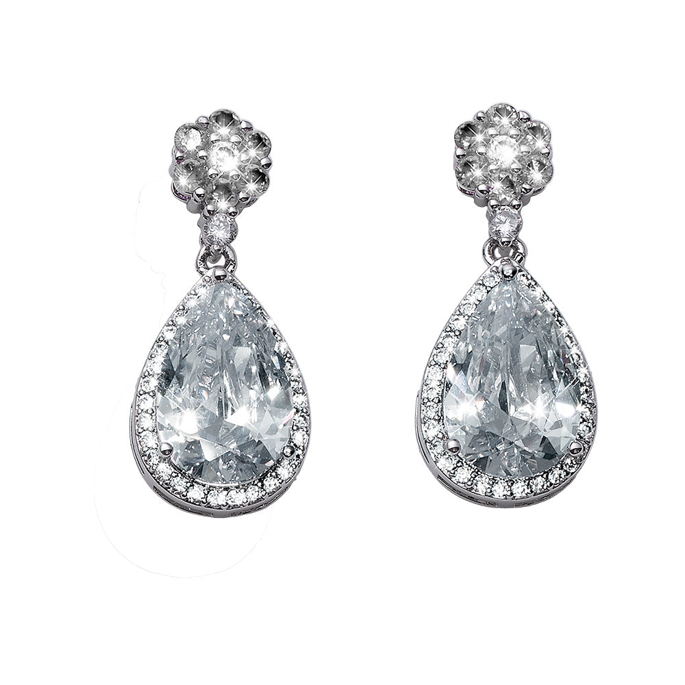 Silberfarbene Ohrhänger mit großen tropfenförmigen Kristallen und Kristallblüten