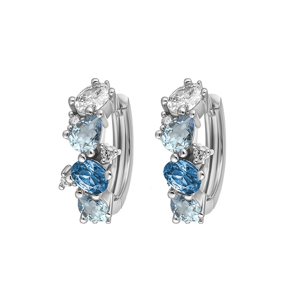 Elegante silberfarbene Creolen mit funkelnden blauen und weißen Kristallen, die in verschiedenen Schliffarten eingefasst sind – stilvoller Ohrschmuck mit edler Ausstrahlung.