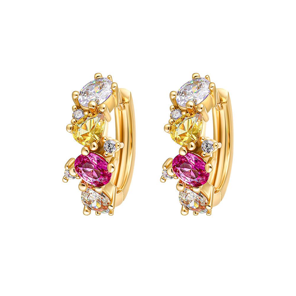 Goldfarbene Creolen mit funkelnden Kristallen in Weiß, Gelb und Pink – eleganter Ohrschmuck mit farbenfrohem Glanz