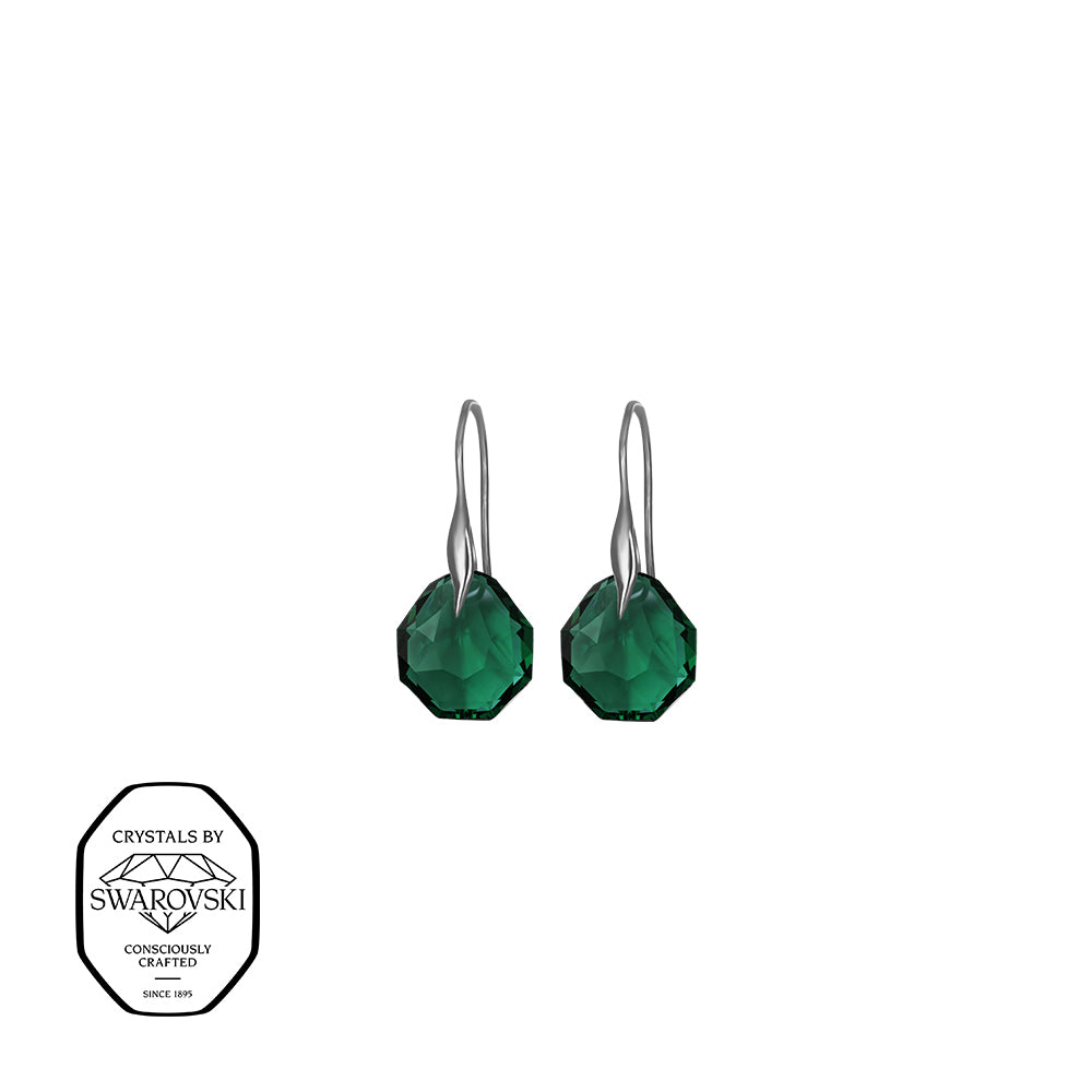 Silberfarbene Ohrringe mit grünem, facettiertem Kristall, funkelnd und mit Swarovski® Kristallen verziert.