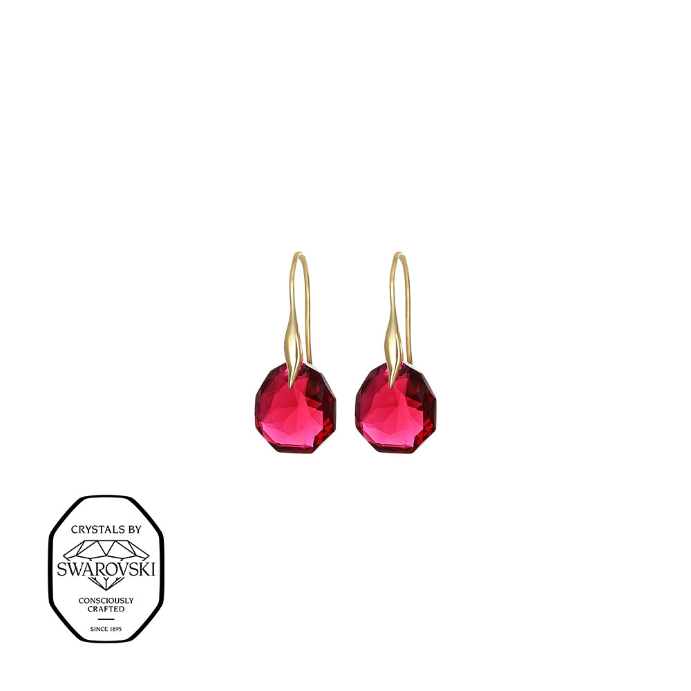 Goldfarbene Ohrringe mit roten, facettierten Kristallen, mit Swarovski® Kristallen verziert.