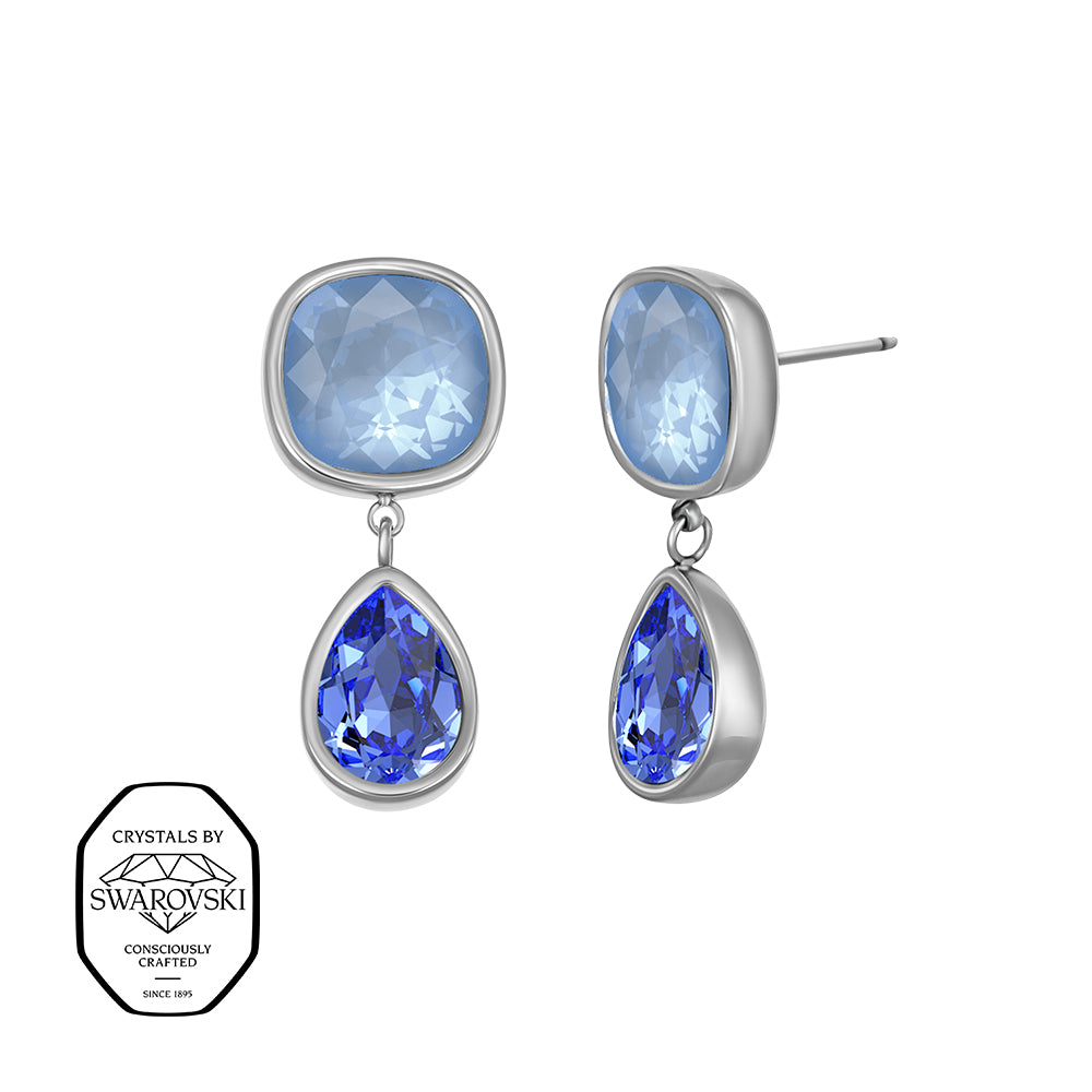 Silberne Ohrstecker mit quadratischem Kristall in hellem Himmelblau und darunter tropfenförmigem Kristall in tiefem Dunkelblau – elegantes Crystalp-Design