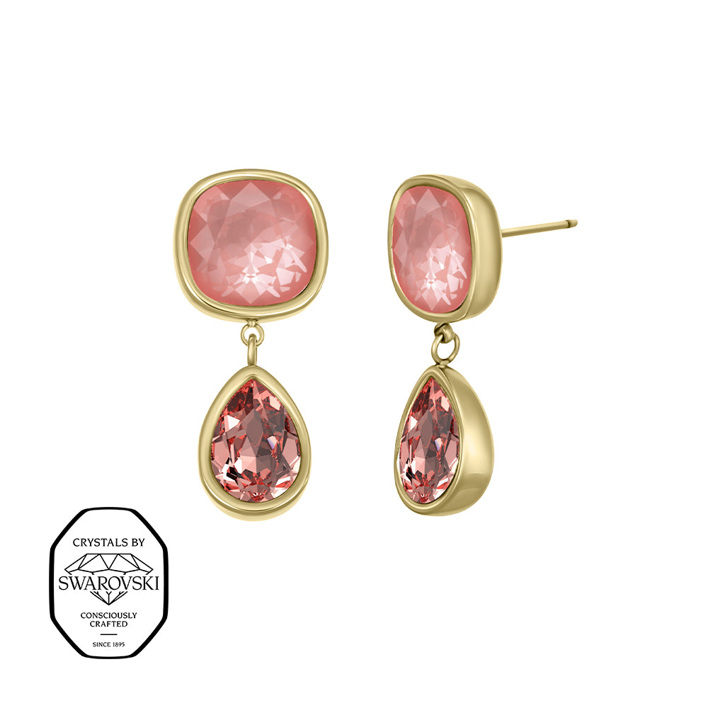 Goldene Ohrstecker mit quadratischem, rosafarbenem Kristall und darunter schimmerndem tropfenförmigem Kristall in dunklerem Rosaton – edles Crystalp-Design