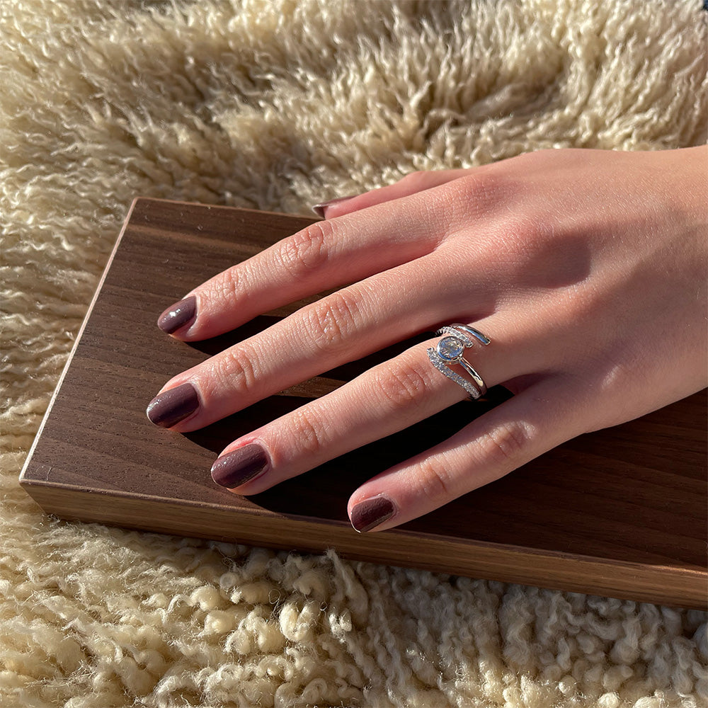 Elegance Silver Ring wird getragen
