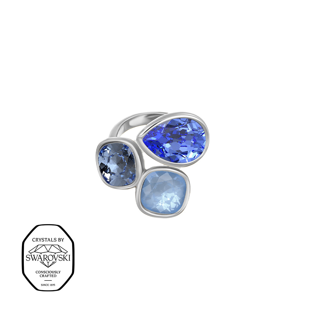 Silberner Ring mit drei unterschiedlich geformten Kristallen in verschiedenen Blautönen – moderner, eleganter Designschmuck von Crystalp