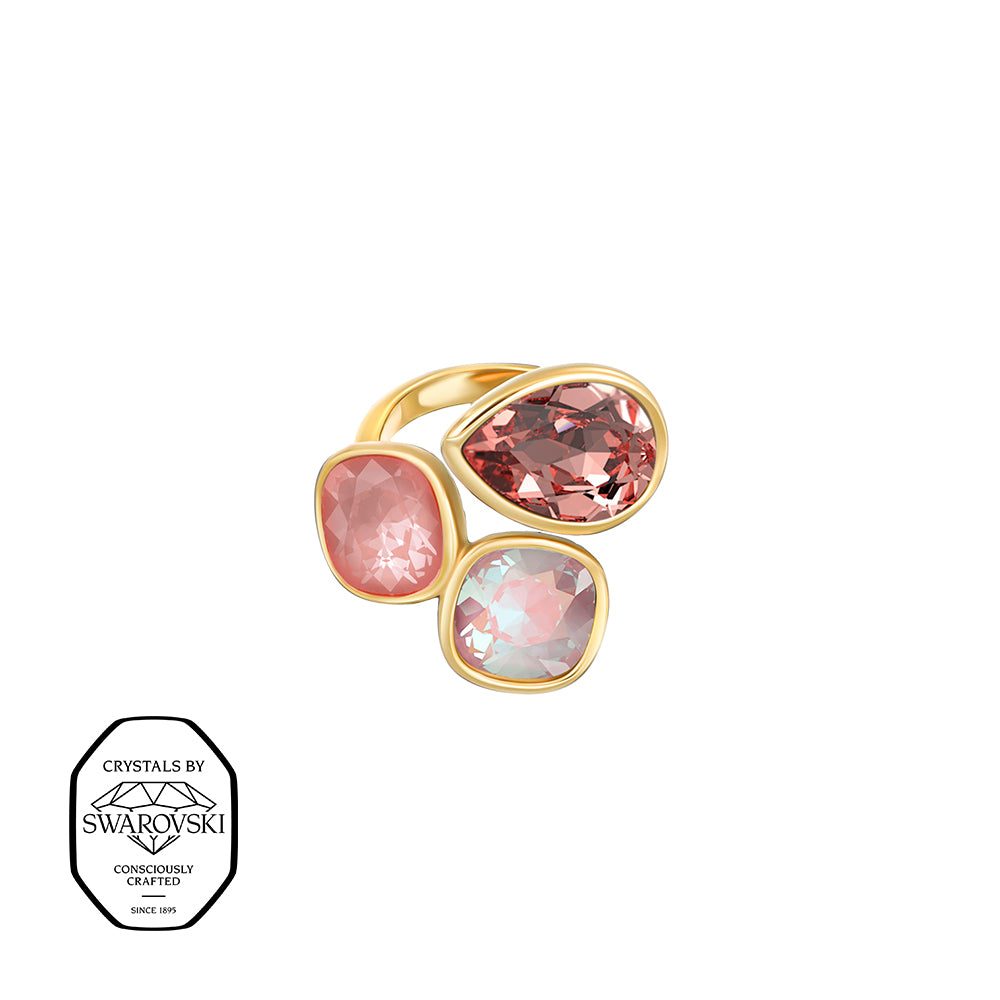 Goldener Ring mit drei unterschiedlich geformten Kristallen in verschiedenen Rosatönen – moderner, eleganter Designschmuck von Crystalp