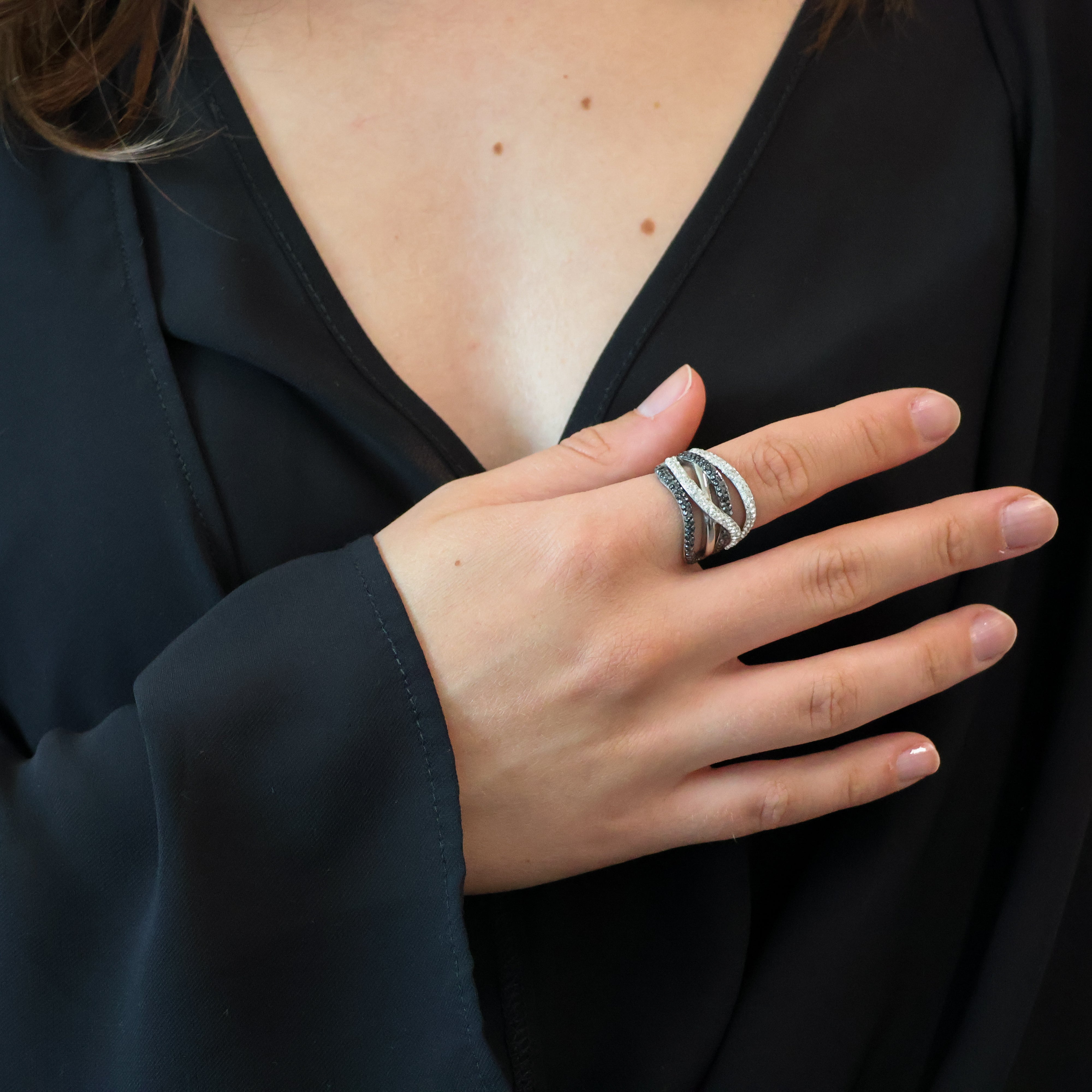 noir et lumiere ring wird getragen