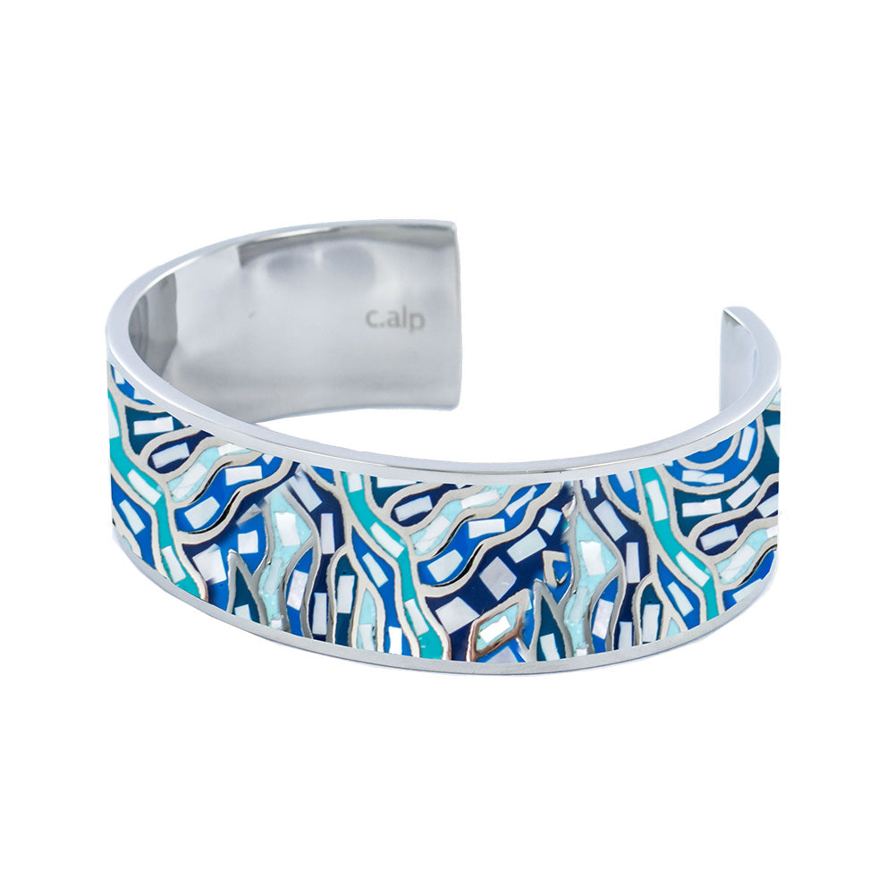 Breite Armspange aus Edelstahl mit blau-türkisem Mosaik-Design – moderner hochwertiger Modeschmuck von Crystalp