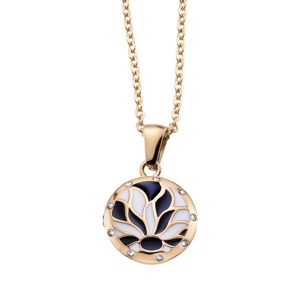 Runde Halskette mit goldfarbenem Anhänger in schwarzer und weißer Lotusblütenoptik, umrandet von funkelnden Kristallen – Crystalp