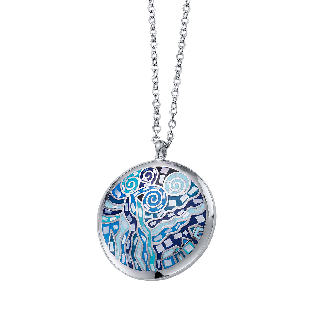 Crystalp Halskette in groß mit rundem Anhänger in abstraktem Wellen- und Linienmuster, verziert mit blauen Mosaik-Elementen.