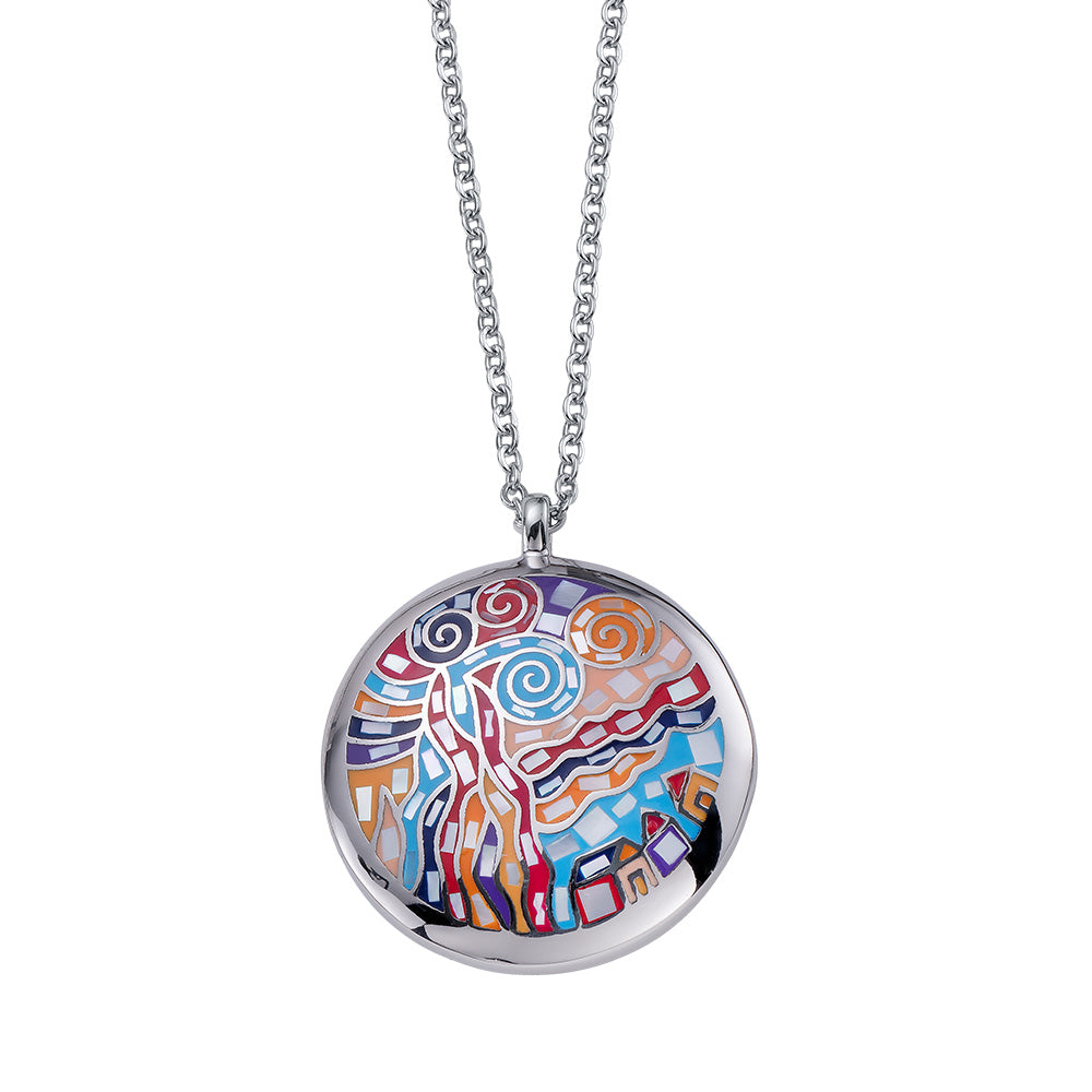Crystalp Halskette in groß mit rundem Anhänger, gestaltet in einem farbenfrohen Wellen- und Linienmuster in Rot-, Orange-, Blau- und Gelbtönen.