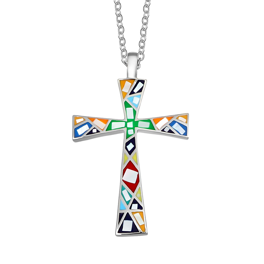 „Silberne Halskette mit einem Kreuzanhänger, der mit bunt emaillierten, mosaikartigen geometrischen Formen in Grün, Blau, Rot, Gelb, Orange und Schwarz gestaltet ist.